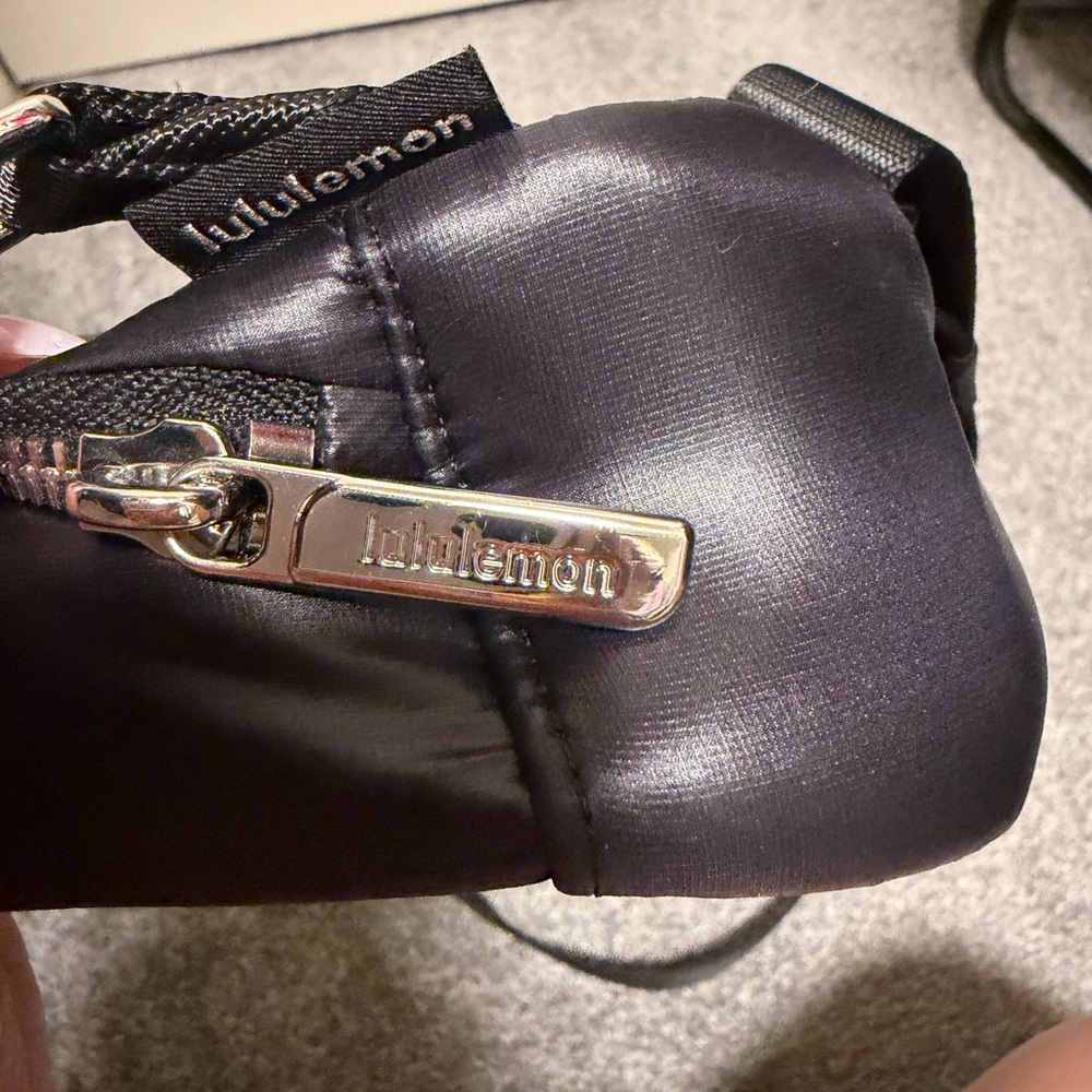 lululemon athletica  puff crossbody bag- Black - Picture 3 of 8